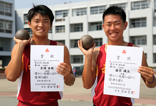 県高校ユース砲丸投でダブル優勝の京増来都君(左)と藤原颯汰君