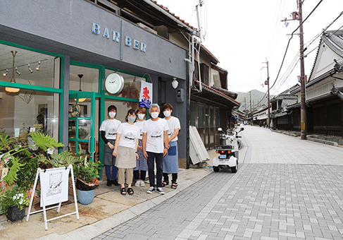 大正時代築の店舗を改修してオープンした「ノンキピクニック」とスタッフのみなさん