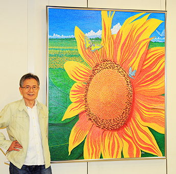 赤穂市立図書館で個展を開いている米谷勝利さん