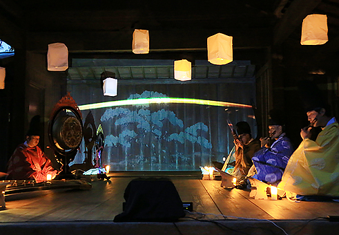 幻想的な映像が流れる中、雅楽の調べが響いた撮影の様子