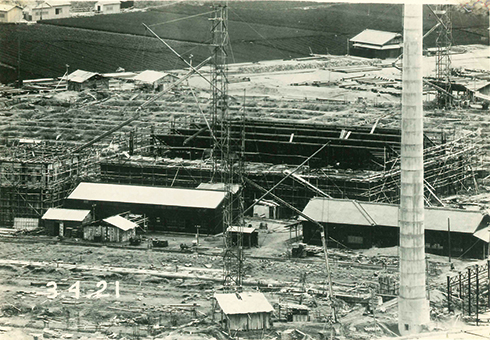 建設中の赤穂工場。写真の左下に「３．４．２１」と日付がある。