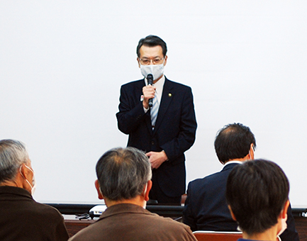 「西はりまの自然をまもる会」総会で挨拶する牟礼正稔市長=同会提供