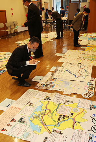 子どもたちの力作が並んだ絵マップコンクール