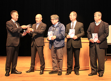 設立70周年事業として4自治会に防犯カメラを寄贈した赤穂古物商防犯組合の寺田眞康組合長(左)