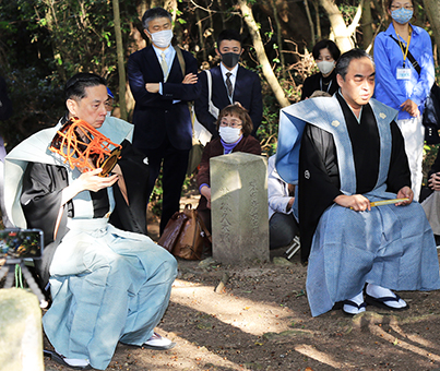 能楽の祖、秦河勝の墓前で謡曲「難波」を奉納した大倉源次郎さん(左)と辰巳満次郎理事長