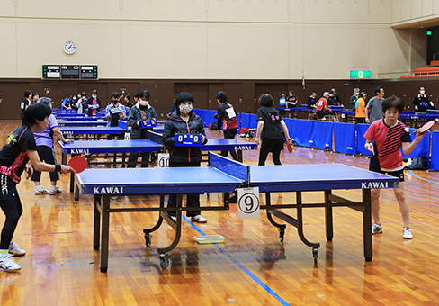 県立総合体育館との共催で行われた卓球交流大会