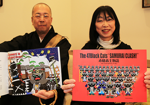 赤穂のベストセラーとなっている絵本『赤穂義士物語』と作者のマサミマエカワさん、三好一行さん(左)