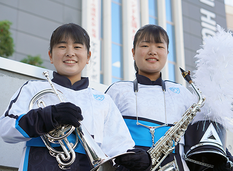 全国大会出場が決まった創志学園マーチングバンド部の金谷美憂さん(左)と出口楓さん=同部提供