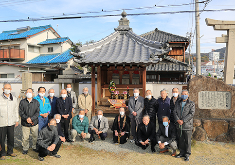 地蔵堂の改修完成法要に集まった「塩屋三義人地蔵保存会」のみなさん