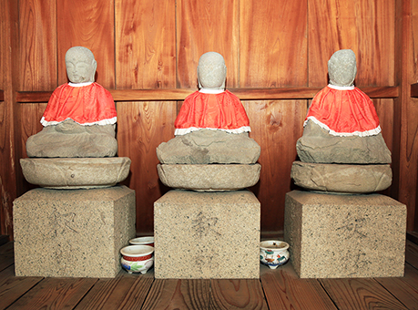 三義人の遺徳を伝える3体の地蔵菩薩