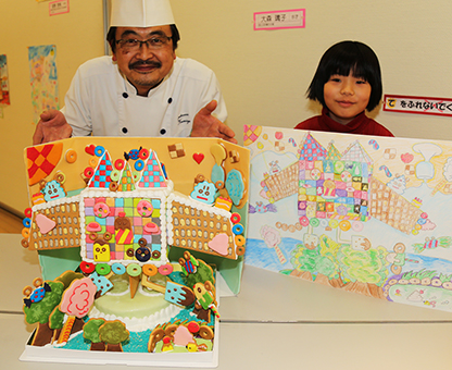 最優秀賞の大森璃子さんのデザイン画と、作品を元に再現された「お菓子の家」