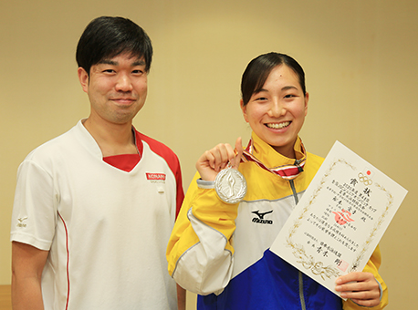 女子５０メートル自由形で全国ランキング２位に認定された舩本愛子さん。左は小猿健一コーチ