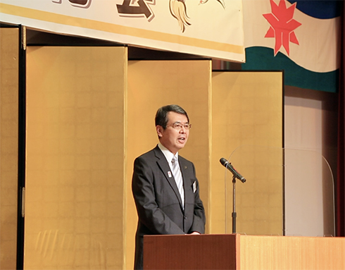 新年交礼会であいさつする牟礼正稔市長