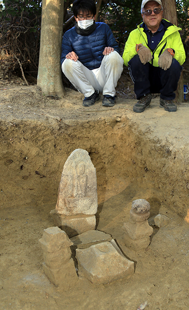 寺役員がつまずいたきっかけで発掘された験行寺の石仏