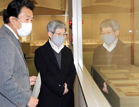 自家のルーツをテーマにした特別展を観覧する平田オリザ氏(右)