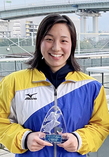 県ＪＯＣ水泳で３冠を達成し優秀選手に選ばれた舩本愛子さん