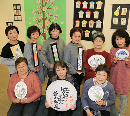 作品展を開く絵手紙サークルのみなさん