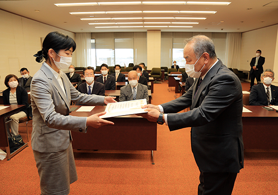新議員に当選証書が交付された付与式