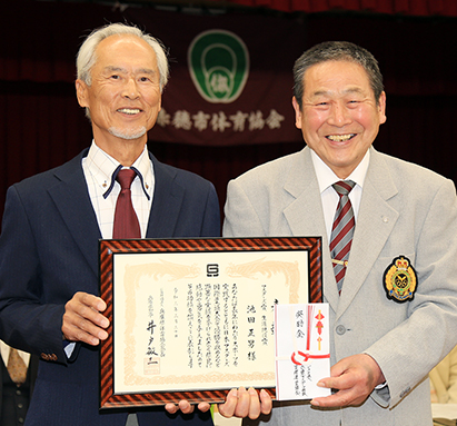 兵庫県体育協会からマスターズ賞の表彰を受けた池田正男さん(右)