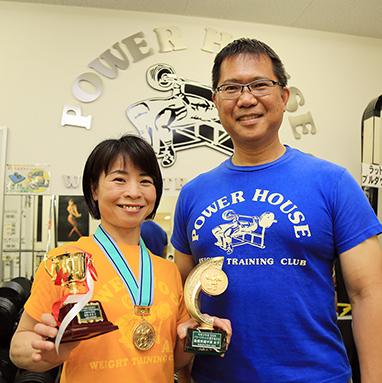 全日本パワーリフティング選手権で２５度目の優勝を果たした福島友佳子さんと準優勝の和文さん