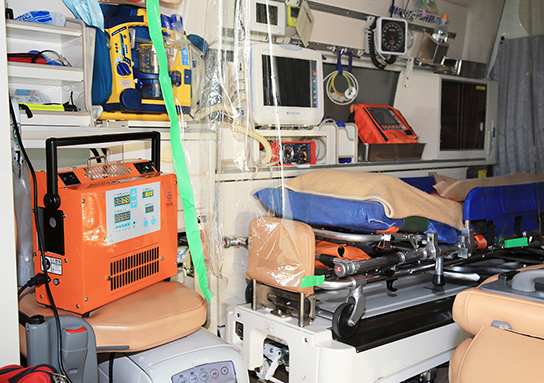 救急車を消毒するためのオゾンガス発生機(左)