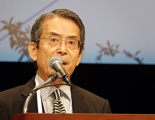 水素エネルギー協会の国際会議でスピーチする西宮伸幸さん＝西宮さん提供