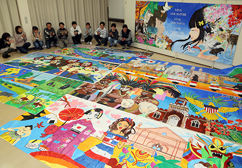 日本と世界の子どもたちが協働で描いたアートマイル作品