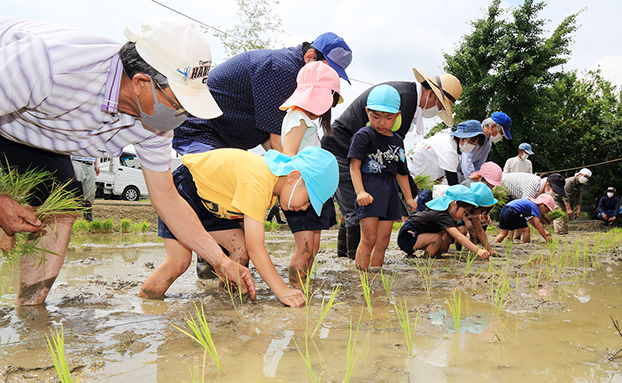 ２年ぶりに子どもたちも参加して行われた東有年八幡神社のお田植え祭