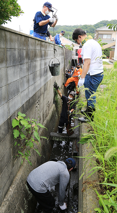 尾崎小学校横の水路で行われた泥の除去ボランティア活動