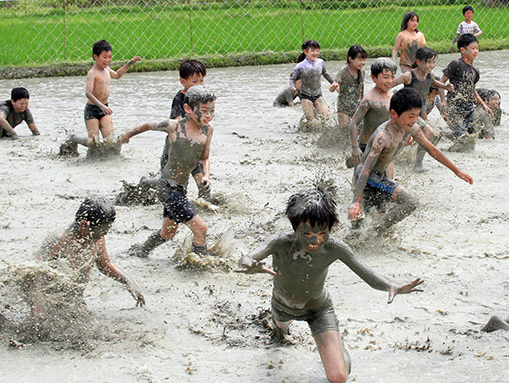 ２年ぶりの「どろんこ運動会」で泥だらけになって楽しんだ子どもたち