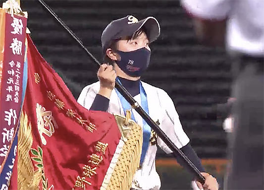 優勝旗を手に甲子園のダイヤモンドを一周する神戸弘陵女子野球部主将の小林芽生さん