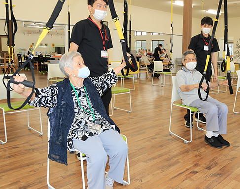 トレーニングを健康維持に役立てている１００歳の山崎光子さん(左)と９９歳の井内清さん