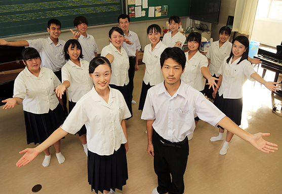 国際声楽コンクール東京に出場する赤穂高校音楽部。前列右は林義斗さん、同左は全日本高校声楽コンクールにも出場する横川温花さん