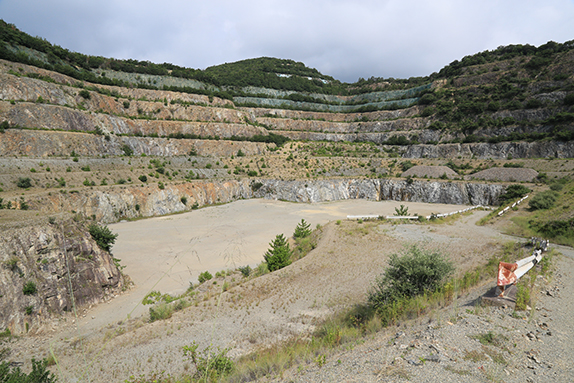 緑化計画が提出されながら１０年以上、埋め戻されることなく手つかずとなっている兵庫奥栄建設の採石場跡