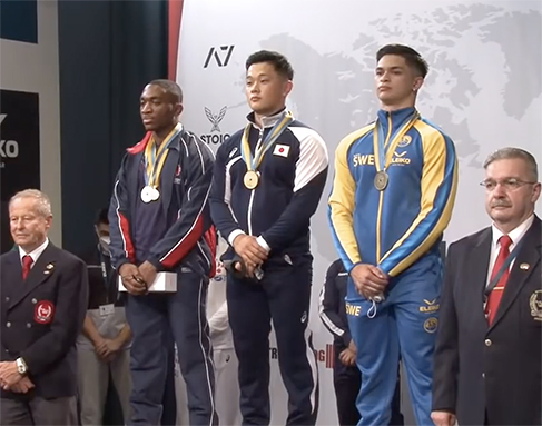 藤井優弥さんが日本人選手で初めて優勝した世界クラシックパワーリフティング選手権の表彰式