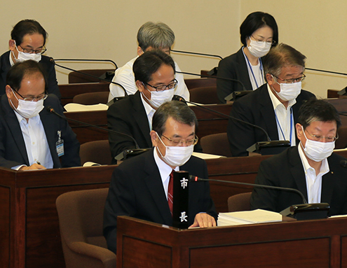 決算特別委員会で答弁する牟礼正稔市長