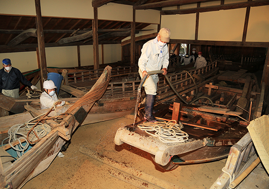 木造和船の乾燥防止のため行われた海水の注入作業