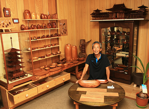 趣味の木彫作品を紹介するギャラリーを自宅に設けた清田政幸さん