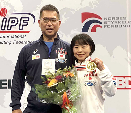 世界パワーリフティング選手権で６度目の優勝を飾った福島友佳子さんとセコンドの和文さん