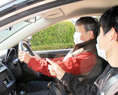 自動車教習所の指導員から安全な運転方法を受講したシルバードライバーズスクール