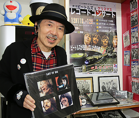 レコードコンサートを開催する「ビートルズ文化博物館」の岡本備館長