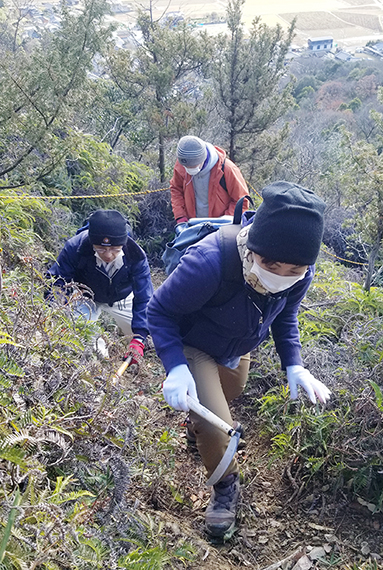 尼子山で山城跡までの登山道を整備するボランティアツアーの参加者