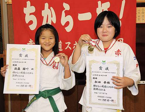 県スポーツ少年団柔道で初優勝した後藤瑠叶さん(左)と松田果穂さん