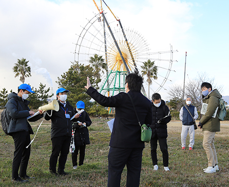 大観覧車の解体工事が進む赤穂海浜公園で行われた現地見学会