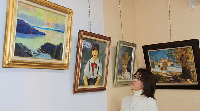地元の風景や家族を描いた作品が並ぶ故綿田幹治さんの遺作展