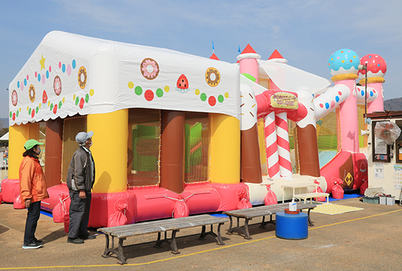 タテホわくわくランドに新規オープンした大型エアー遊具「ふわふわスイーツ　おかしの王国」