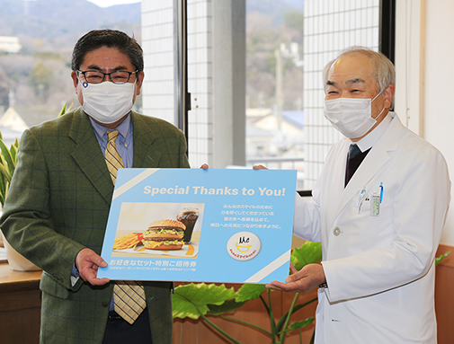 医療法人伯鳳会に特別招待券をプレゼントした甲輝の櫛田浩治社長(左)