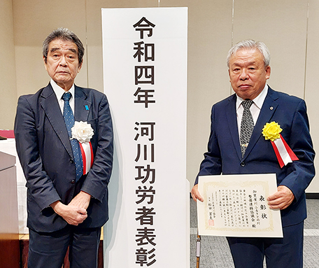 日本河川協会の松田芳夫会長から「河川功労者表彰」を授与された「加里屋川ふるさとの川整備連絡協議会」の大橋正樹会長(右)＝同連絡協提供