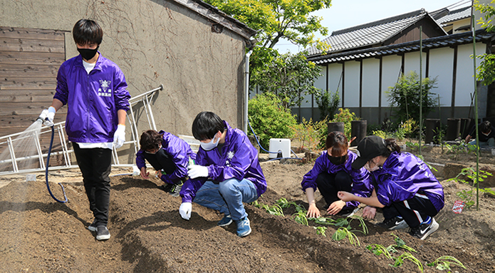 「食のＳＤＧｓプロジェクト」で菜園の世話をする赤穂高校定時制ボランティア部