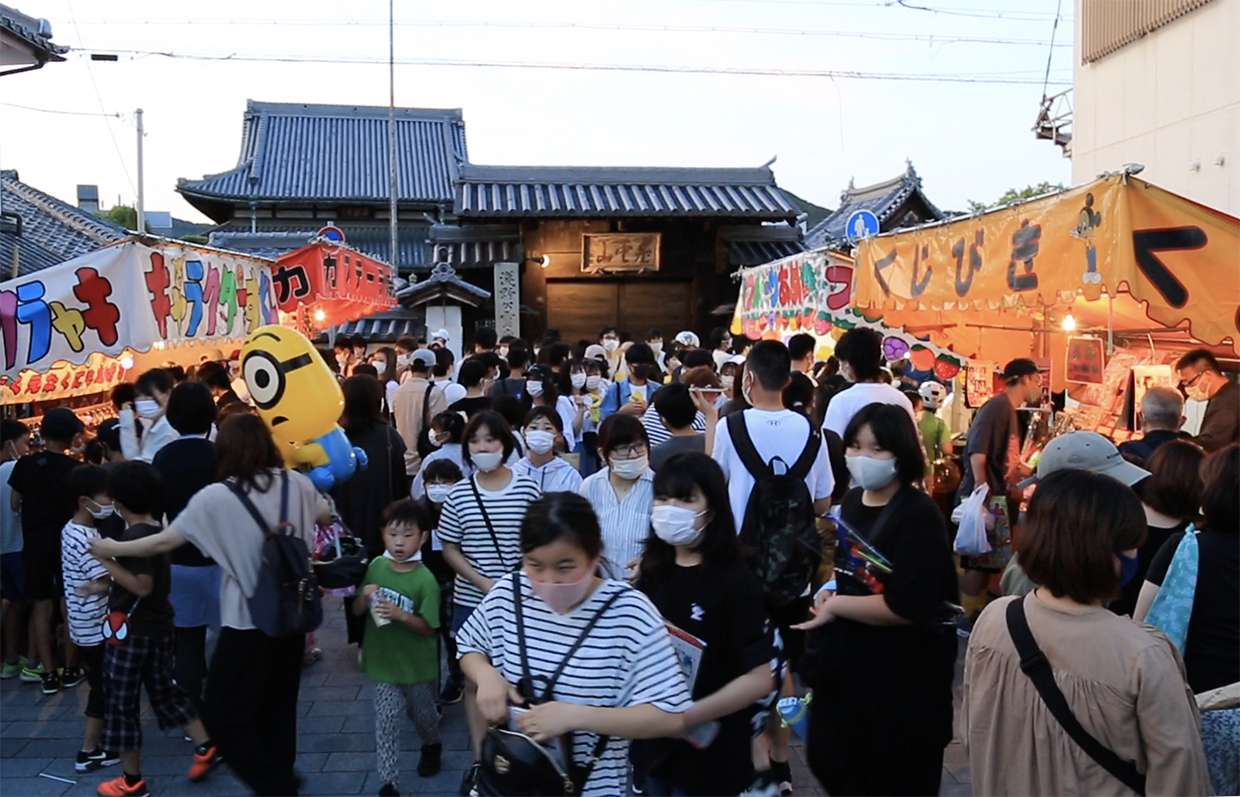 ３年ぶりの開催で大勢の人出でにぎわった「土曜夜店」